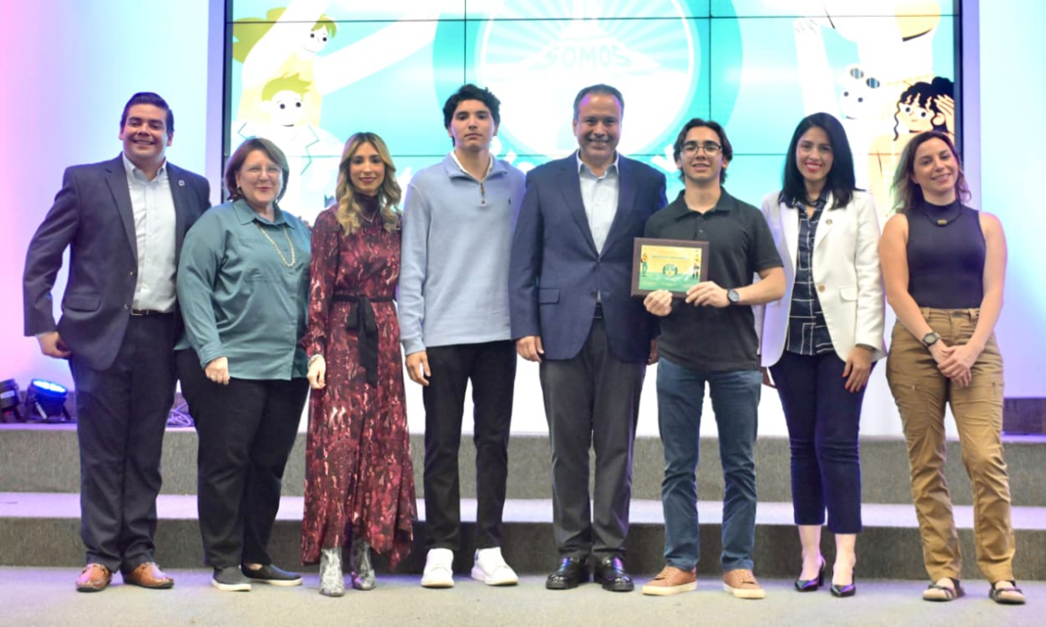 Reconoce Toño Astiazarán a más de 300 jóvenes