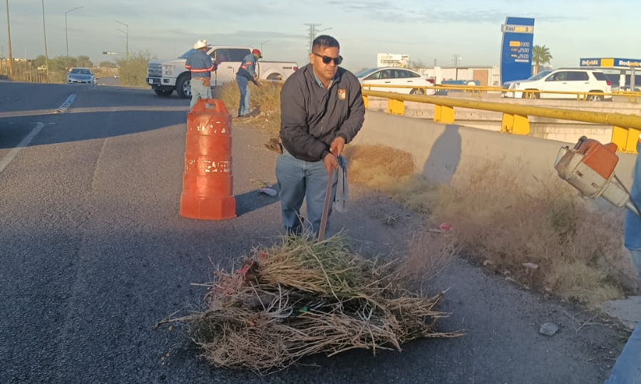 Personal de Gobierno de Hermosillo realizan trabajadores limpieza en Paseo Río Sonora