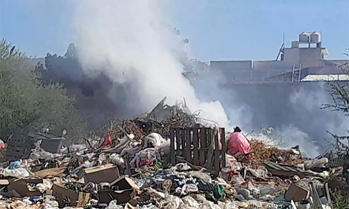 Sofocan bomberos incendio en basurero en la colonia Jorge Valencia