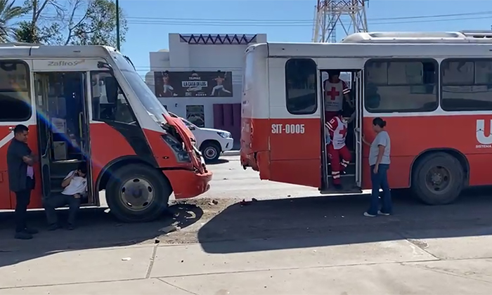 Choque de camiones deja tres heridos en el bulevar Encinas, entre Manuel I. Loaiza y Olivares