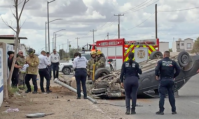Se impacta contra luminaria y vuelca en el norte de la ciudad