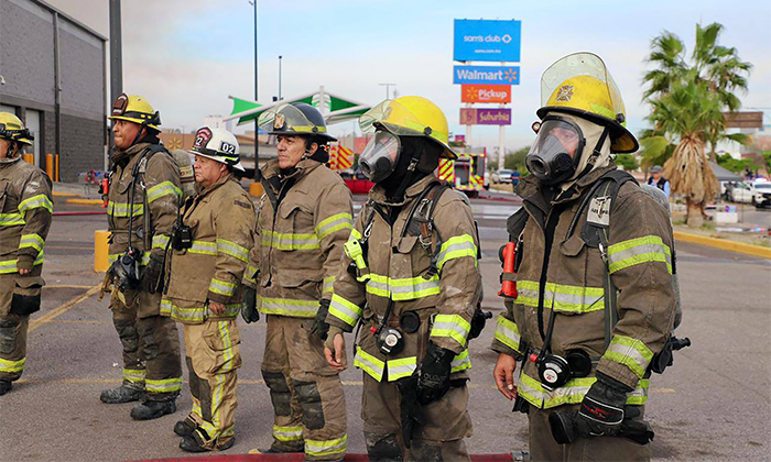 [Galería]Realizan bomberos titánica labor para sofocar incendio en tienda Sam´s Vado del Río
