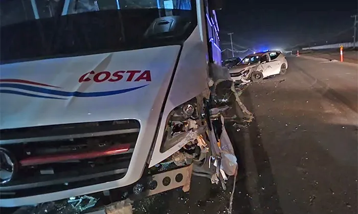 Se impacta auto contra camión suburbano en la salida a la Costa de Hermosillo