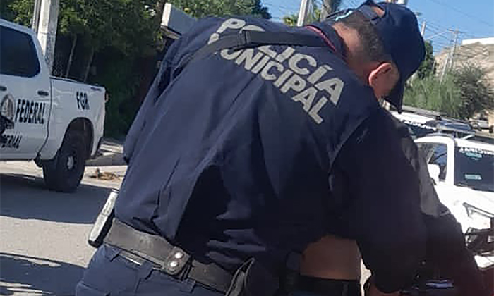 Cae sujeto al tratar de dar martillazos a su mujer