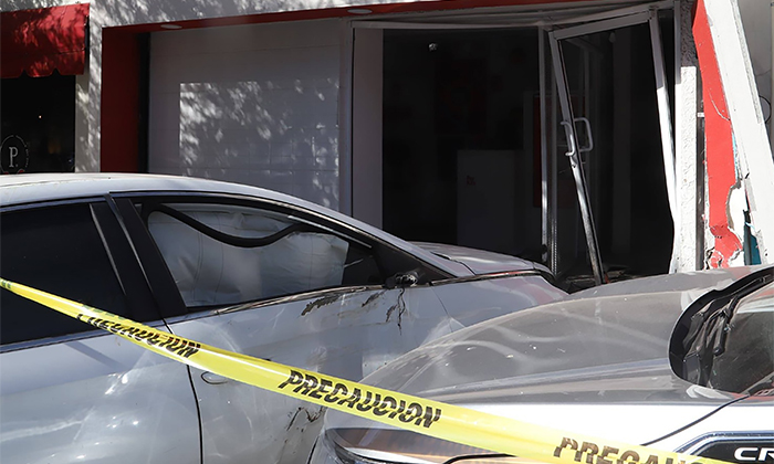 Tras choque auto se mete a comercio en la colonia Constitución