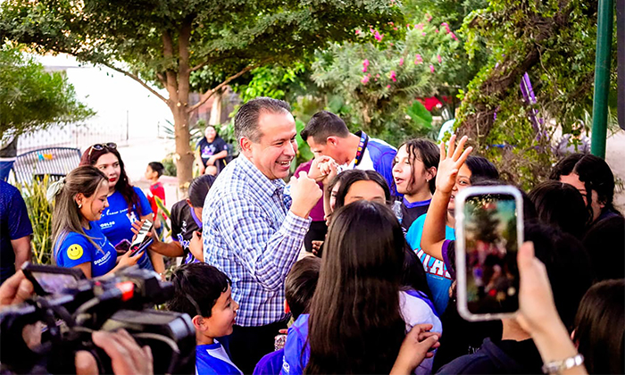 Lleva Toño Astiazarán servicios a familias en la colonia Fovissste