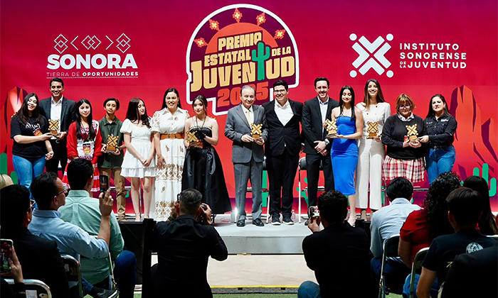 Entrega gobernador Premio Estatal de la Juventud