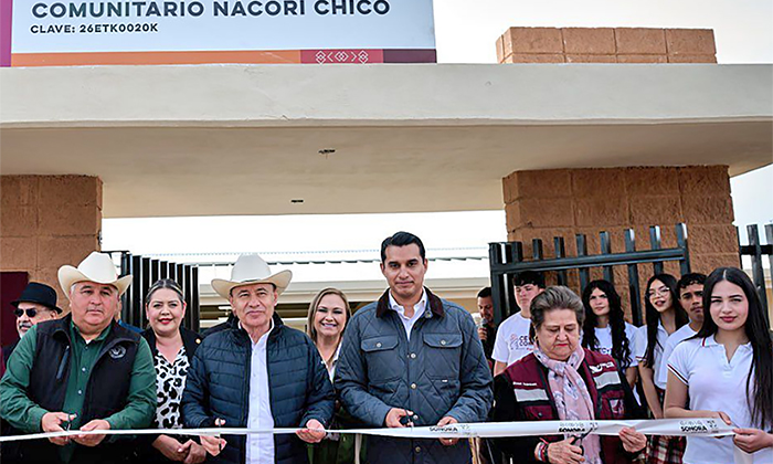 Entrega gobernador telebachillerato en Nácori Chico