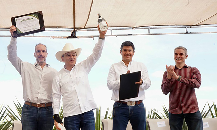 Entrega gobernador certificaciones de bacanora