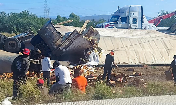 Rapiñan tomate en tráiler volcado al sur de Empalme