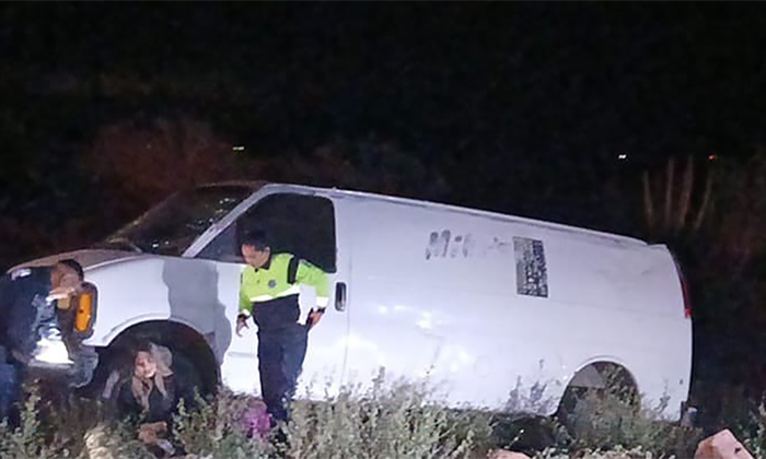 Deja volcamiento a una mujer con lesiones en la carretera de libramiento en Guaymas