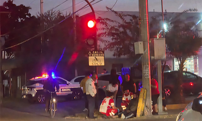 Choque de moto y auto deja un lesionado en la colonia San Benito