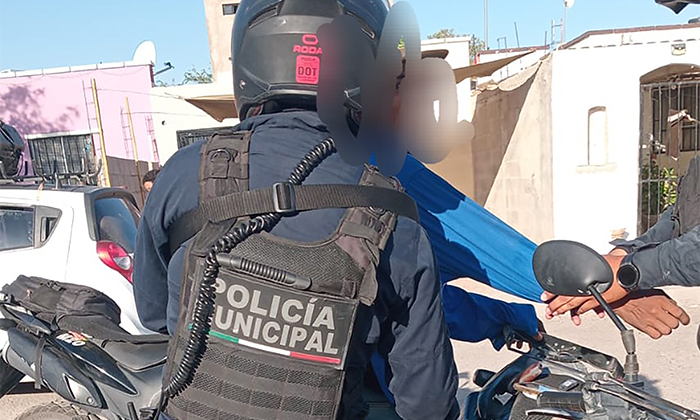 Detienen a hombre a bordo de moto robada en Bahía de Kino