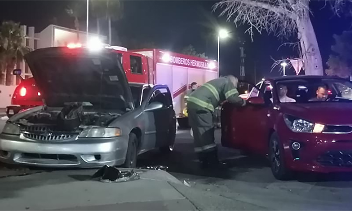 Protagonizan automóviles fuerte choque en el Centro de la ciudad