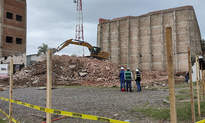 Demuelen emblemático edificio de molino harinero en la colonia El Mariachi