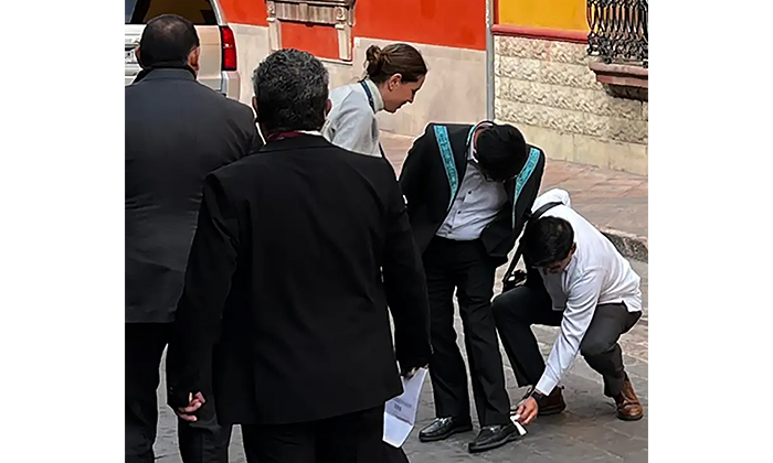 Lustran empleados calzado de presidente de SCJN; Causa polémica imagen