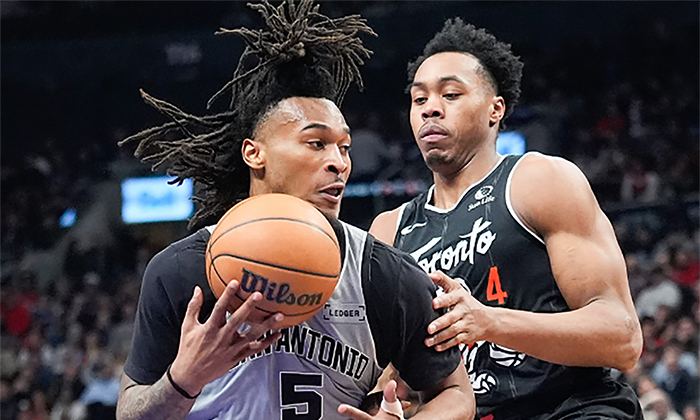 Remonta Spurs y vence a Raptors en casa
