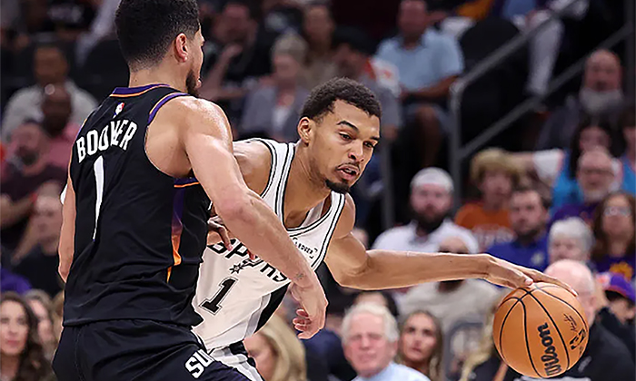 Apabulla San Antonio a Phoenix por 121-94