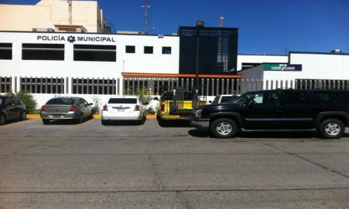 Roban mujeres menores vehículo en la colonia Nueva Galicia