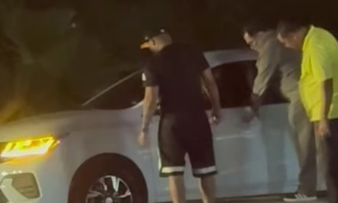 Queda embancado auto frente al estadio