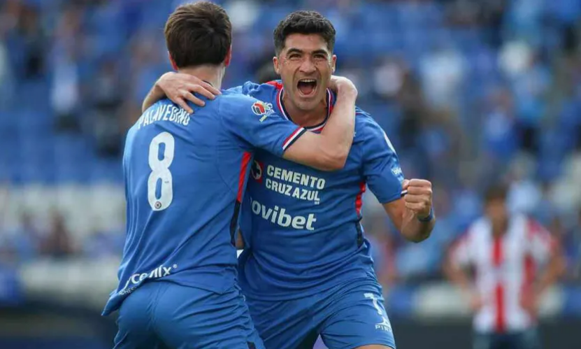 Cruz Azul golea al San Luis, sigue como líder de la Liga MX