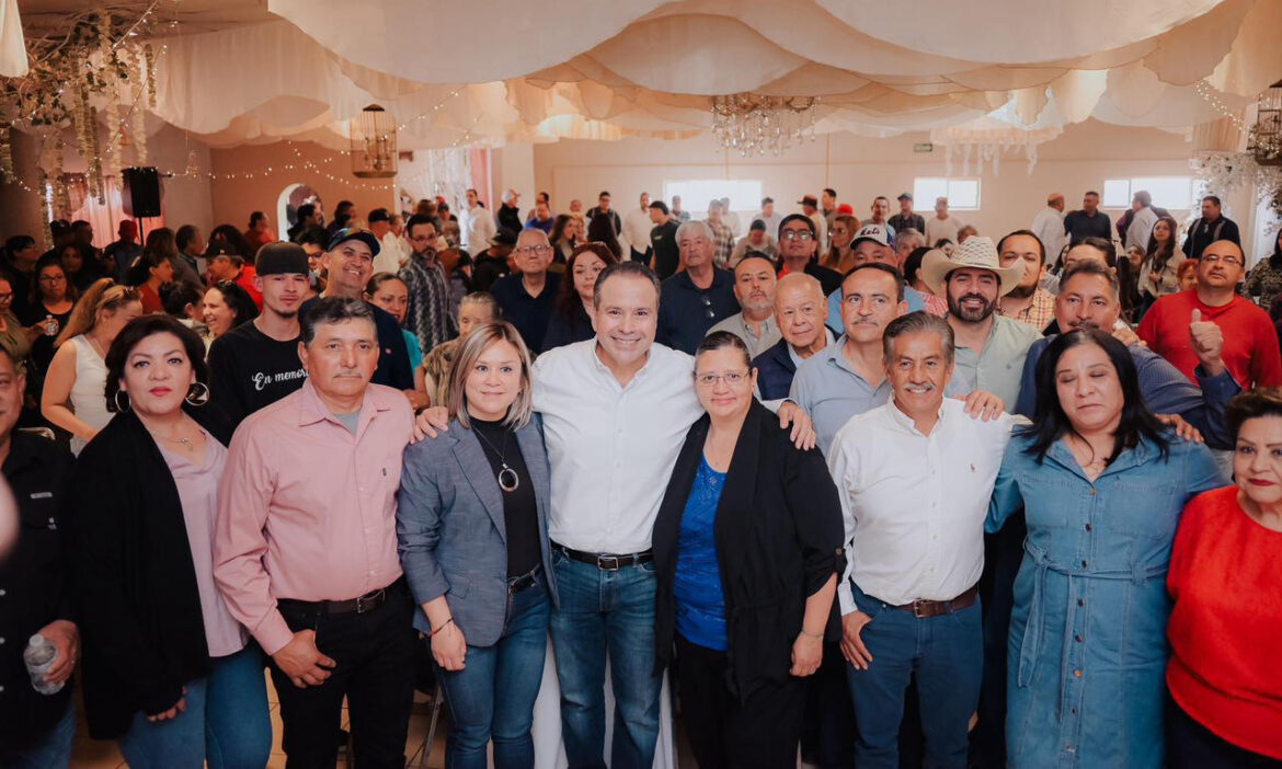 Dialoga Toño Astiazarán con familias de Cananea