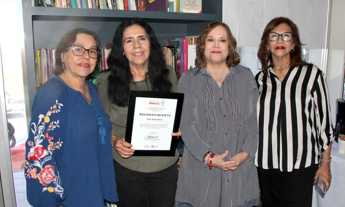 Dona Silvia Núñez acervo feminista a Biblioteca Central con casi 400 ejemplares