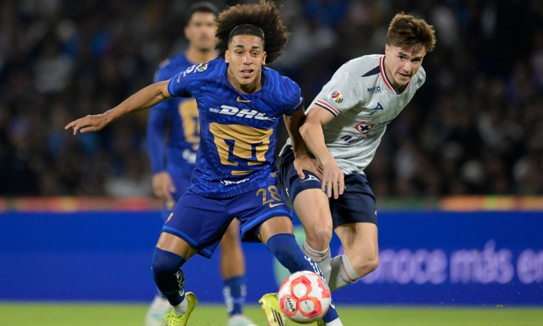 Empatan Cruz Azul y Pumas a dos goles en medio de la polémica