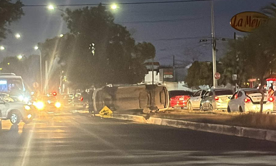 Protagoniza choque volcamiento en la colonia Renacimiento