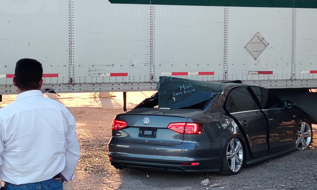 Choca automóvil y queda debajo de tractocamión en el bulevar García Morales