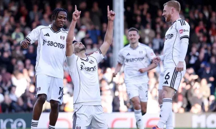 Raúl Jiménez dedica gol a su papá recién fallecido