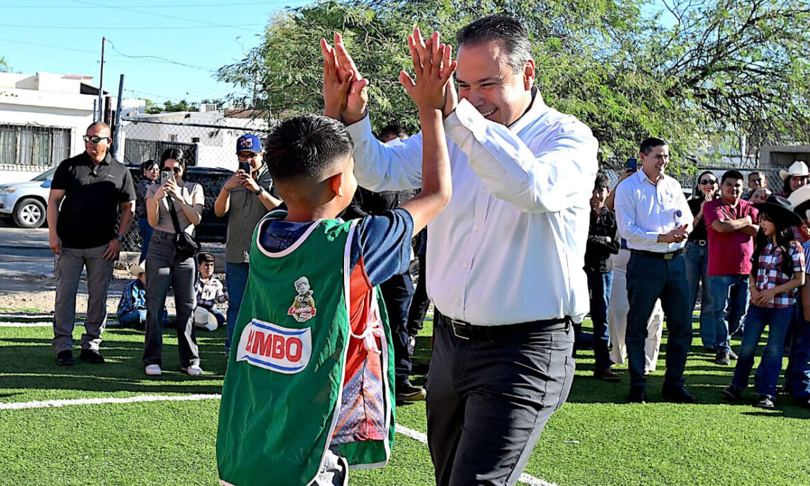 Entrega Toño Astiazarán cancha de futbol en la primaria Jaime Torres Bodet de la colonia Olivares