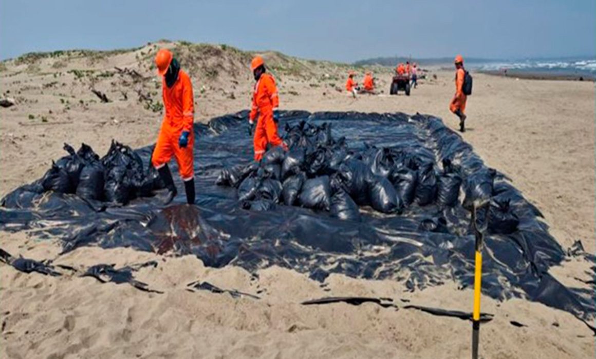 Derrame en el Golfo deja más de 30 toneladas de crudo retiradas en playas de Veracruz