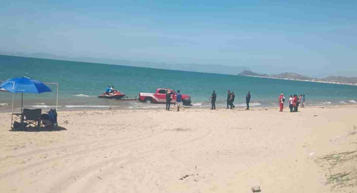 ¡Ya empezaron! Bomberos rescatan a hombre que intentaba nadar hacia la Isla Alcatraz en Bahía de Kino.