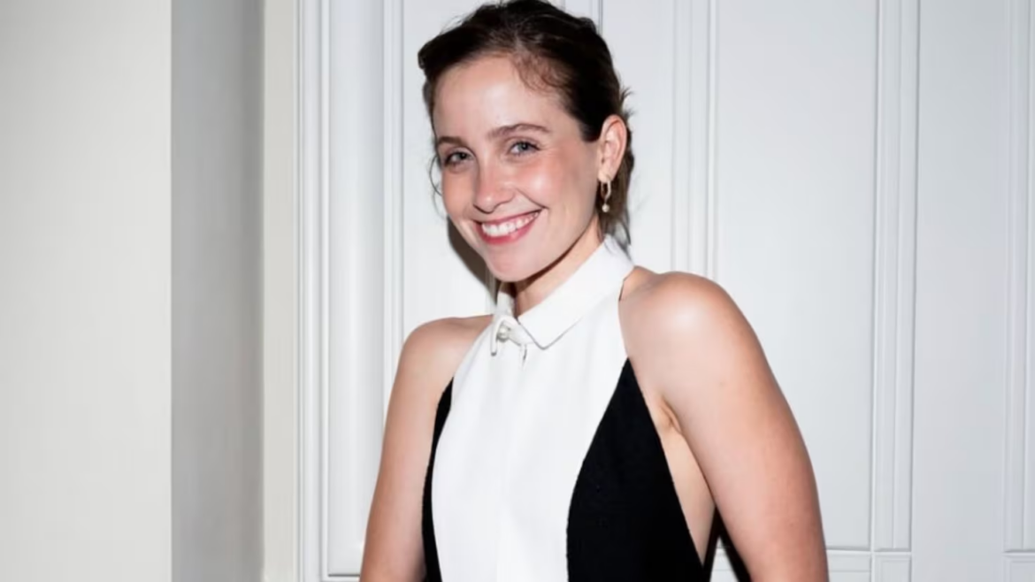 Aerolínea impide vuelo a Natasha Dupeyrón y su perro