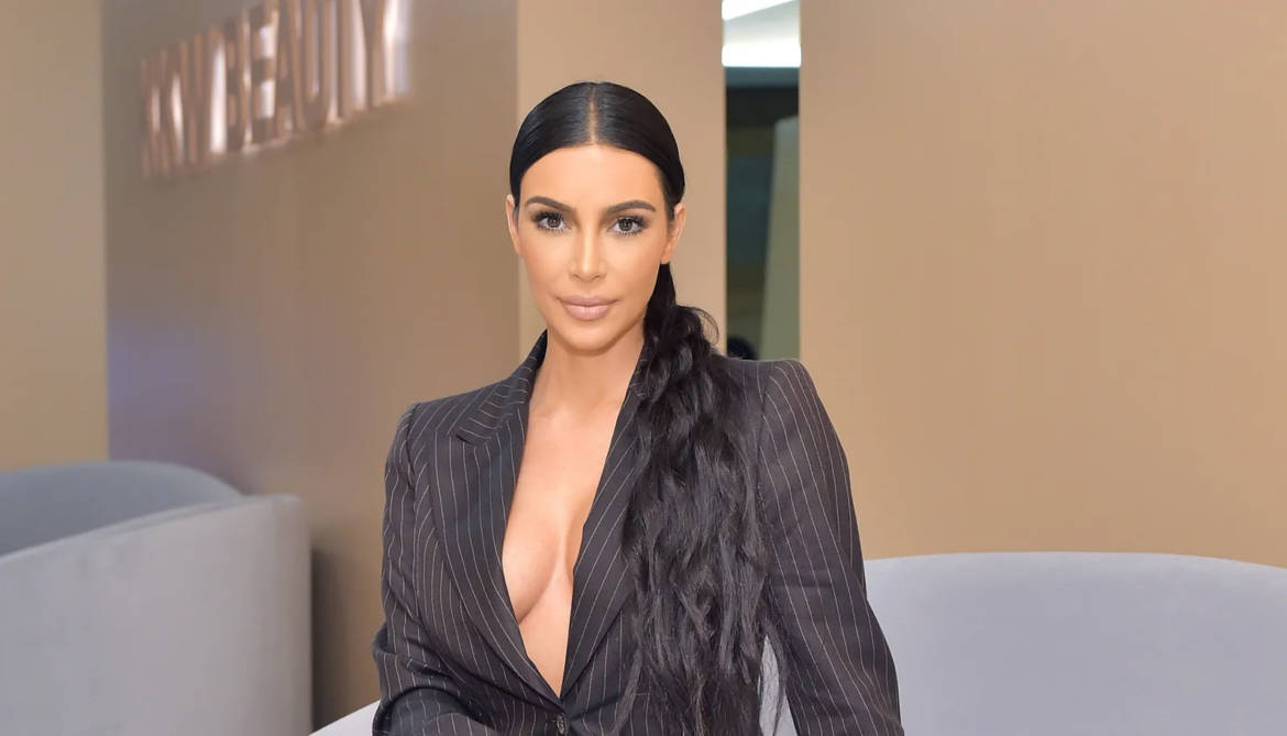 Kim Kardashian apoya a mujeres con subasta legal