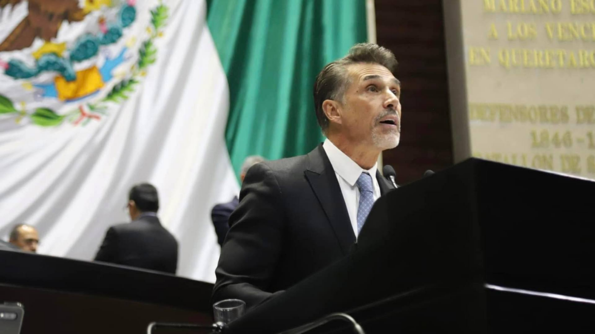 Incomoda a Sergio Mayer pregunta sobre su posgrado