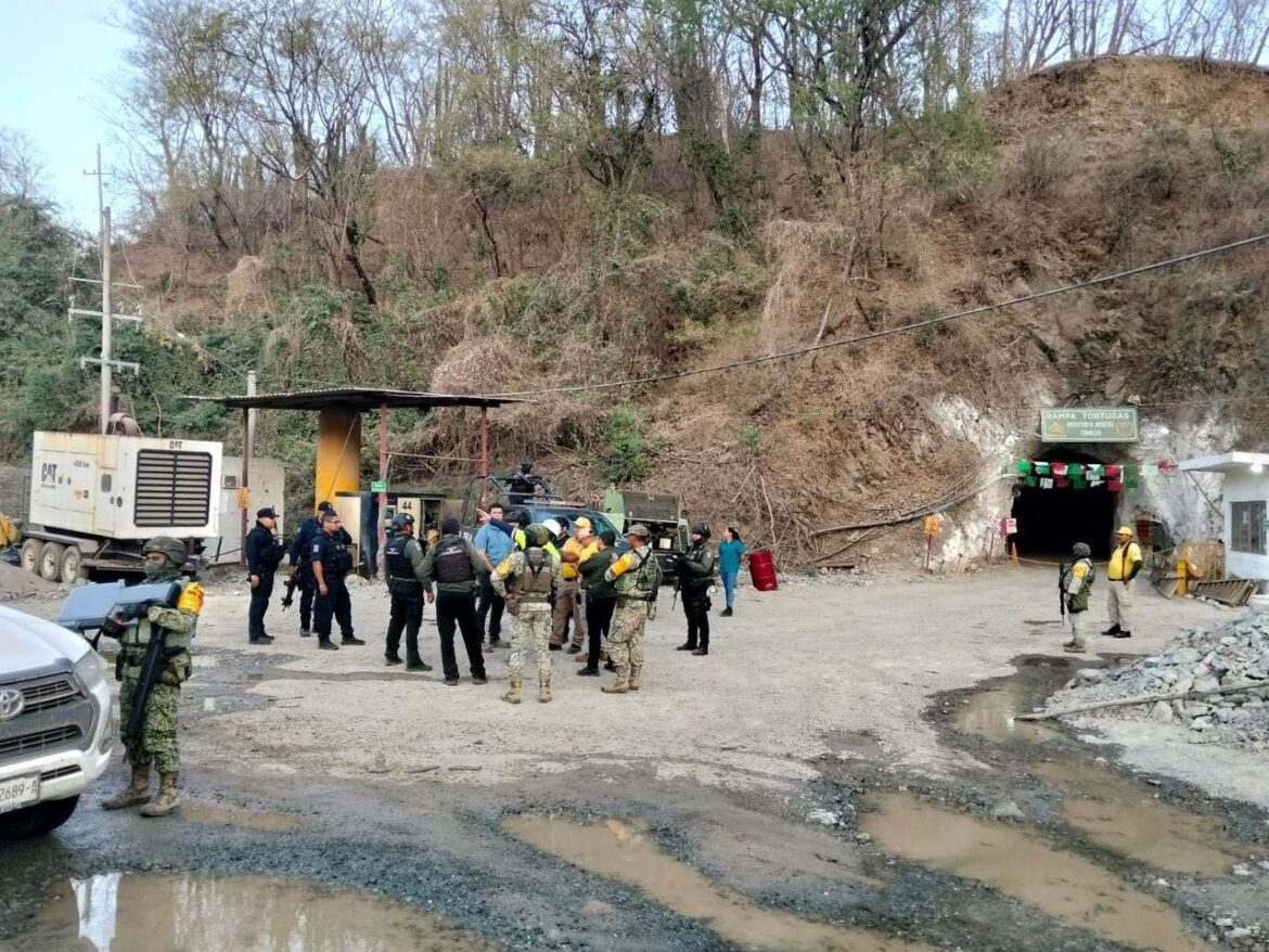 Siguen atrapados 4 mineros tras derrumbe en Sinaloa
