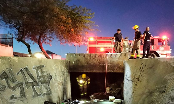Controlan incendio en canal; Elementos de Bomberos