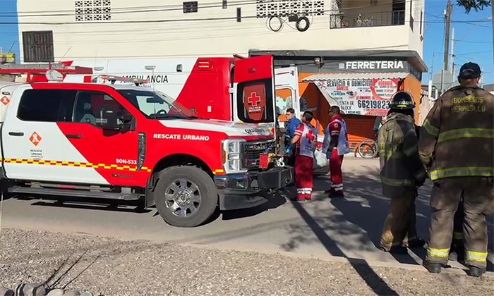 Se impacta moto contra auto estacionado en la colonia Gala Residencial