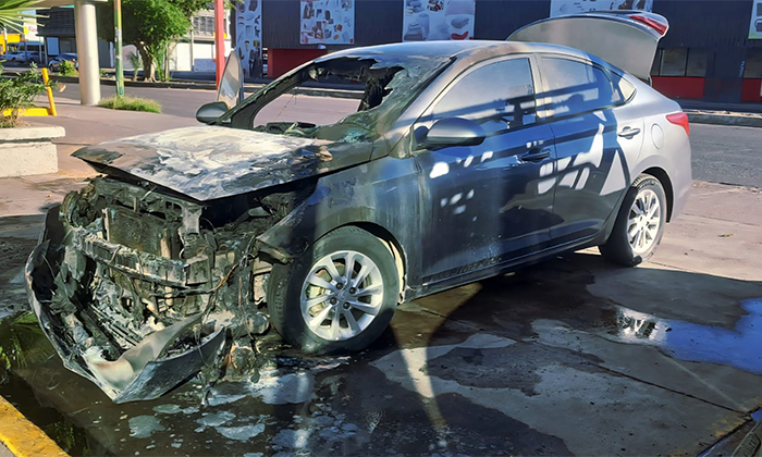 Se incendia automóvil en estacionamiento bancario en el Centro de la ciudad
