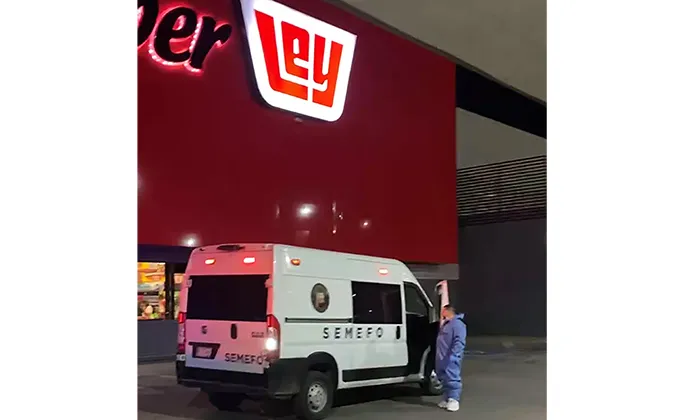 Muere empacadora de supermercado por infarto en la tienda Ley de Las Loma