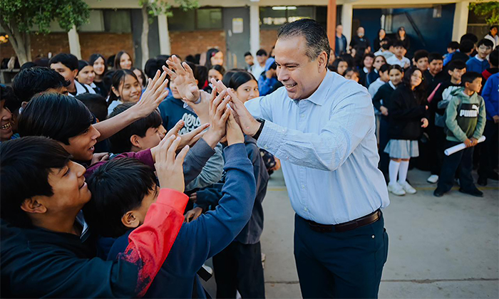 Reconocen a estudiantes graduados de “Advertencia”; El presidente municipal Antonio Astiazarán y la presidenta del DIF, Patricia Ruibal