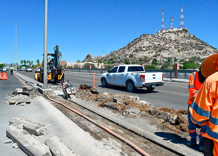 Trabaja en mejorar vialidad en calle Rosales; Ayuntamiento de Hermosillo