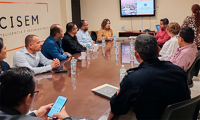 Comparte modelo de éxito a autoridades de Nogales