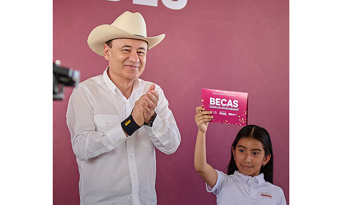 Entrega gobernador obras y becas en el poblado Miguel Alemán