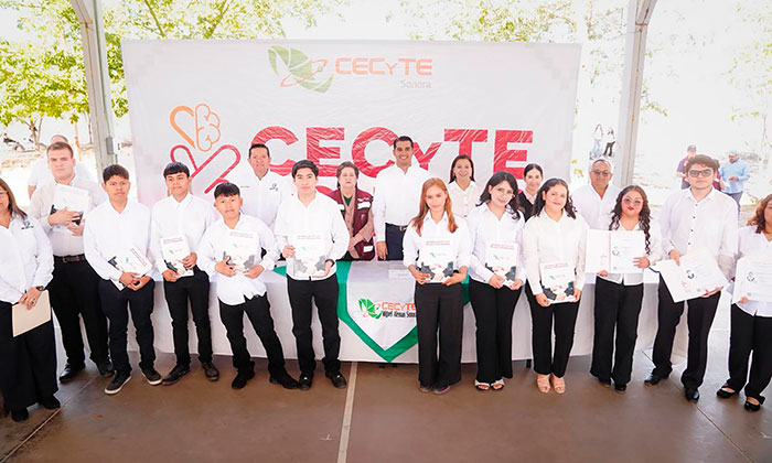 Entrega de títulos y cédulas profesionales de Cecyte en la comisaría Miguel Alemán