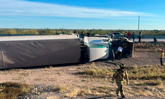 Vuelca tráiler y rapiñan carga al sur de Empalme