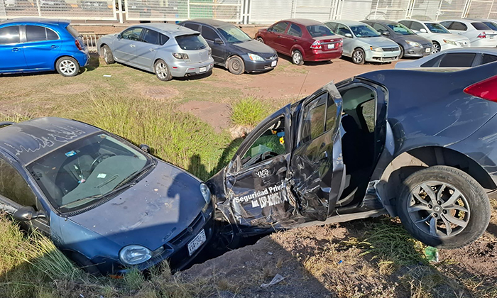 Embiste tráiler a tres vehículos en la salida norte de Guaymas