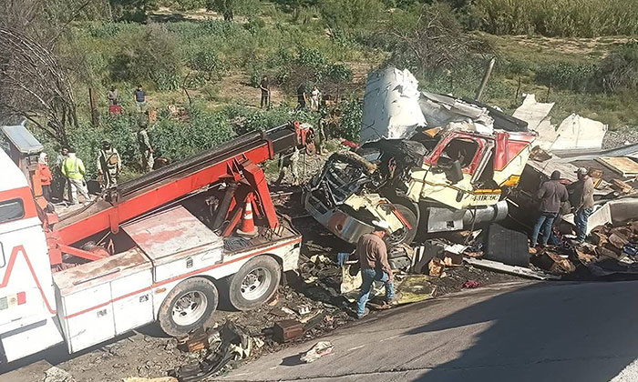 Vuelca tráiler y pobladores rapiñan carga en Magdalena de Kino